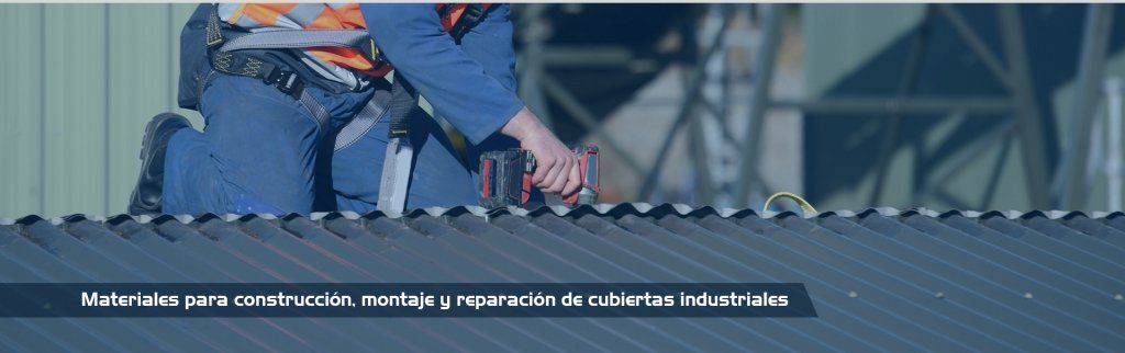 trabajador instalando techo