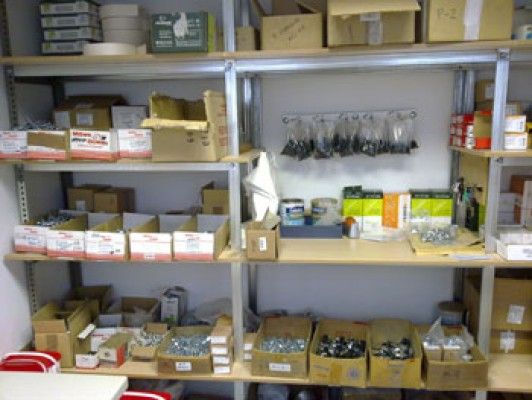 Azcorreta y Zárate almacenaje de silicona, adhesivos y tornillería